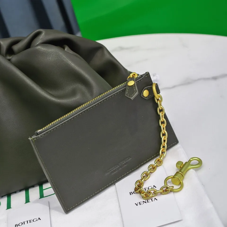 Batch 1660 Bottega Veneta cloud bag ☁️POUCH series original plain calfskin, super low-key and attractive, soft and casual, major Internet celebrity bloggers are crazy about calling it fashionable and classy, ​​lazy and intellectual Large size: 38x20x8.5cm (large cloud plain) dark green